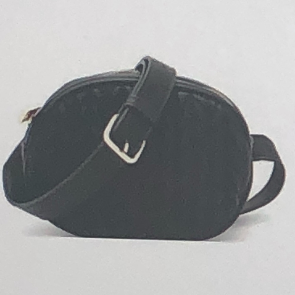 👜  Black fanny pack